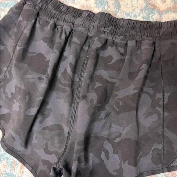 lululemon low rise Hotty Hot Dark Camo Athletic Shorts - Picture 3 of 5